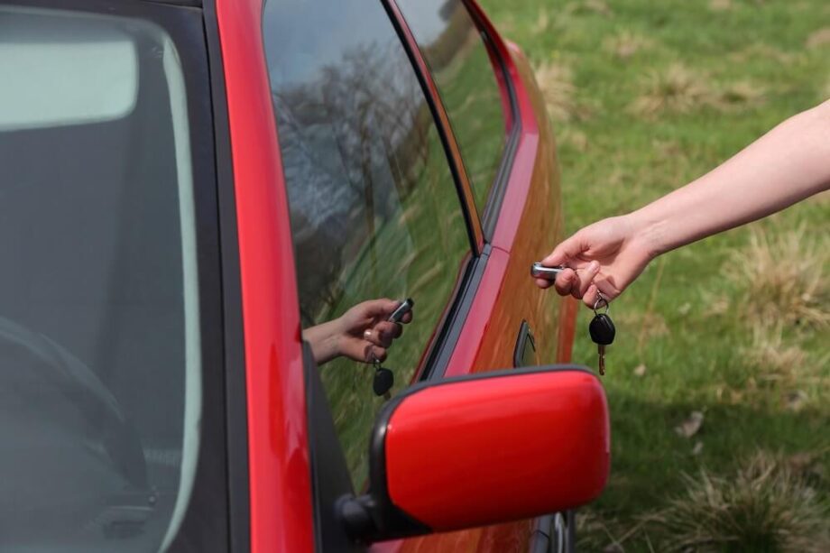Osoba trzymająca kluczyki wykonująca awaryjne otwieranie samochodu.